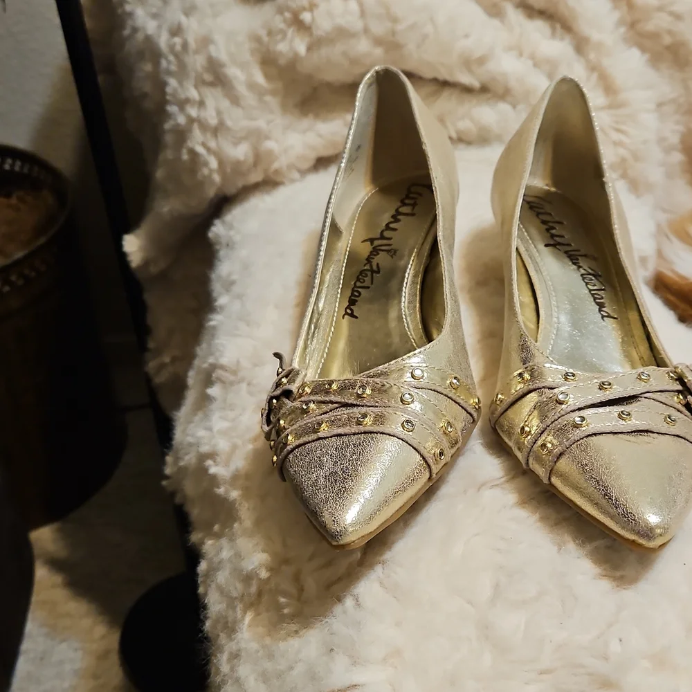 Kathy Van Zeeland Metallic Gold Heels - Picture 3 of 12